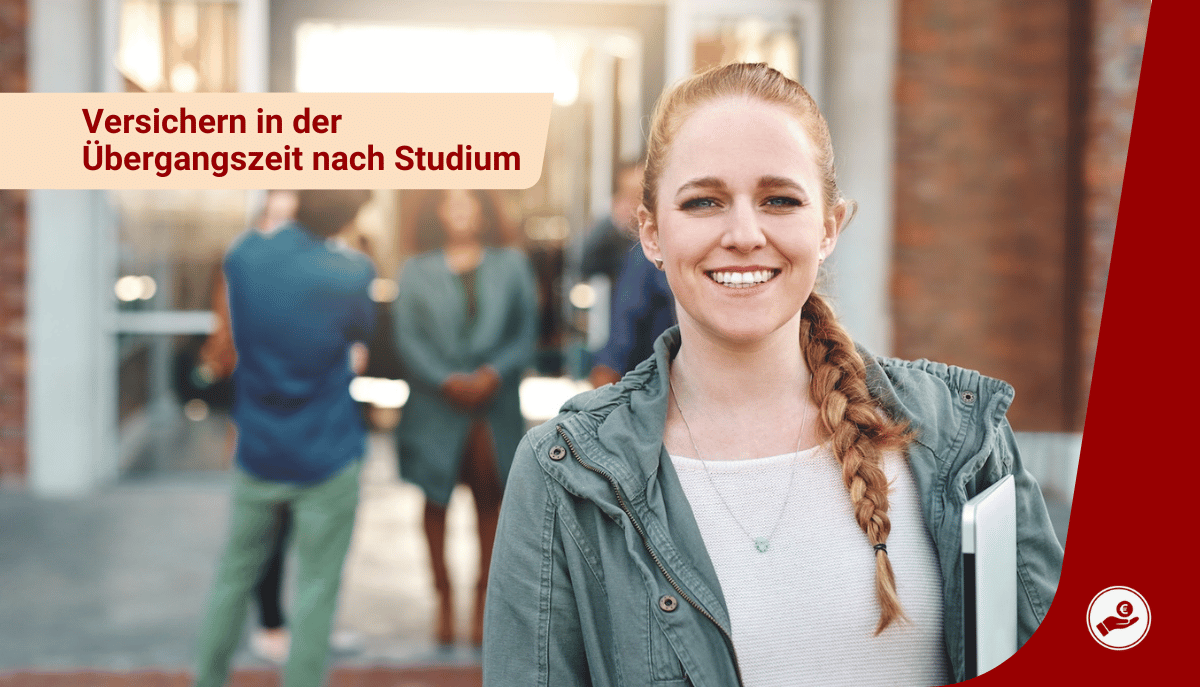 Junge Frau vor Uni-Gebäude – Thema: Versicherung in der Übergangszeit nach dem Lehramtsstudium