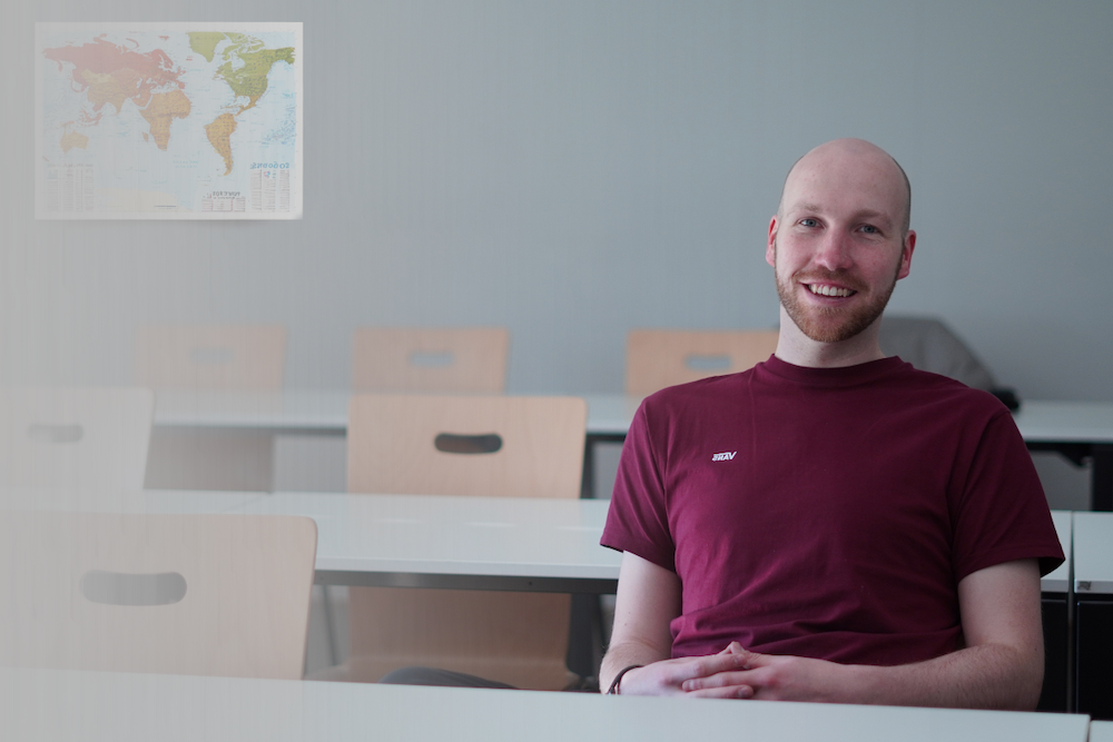 Das Bild zeigt zwei Studentinnen im Hörsaal – passend zur Zielgruppe der Lehramtsstudierenden. Schon in dieser Phase kann es sinnvoll sein, sich mit Themen wie Krankenversicherung, Haftpflicht oder Berufsunfähigkeit auseinanderzusetzen. Hendrik Hamel hilft dabei, die Weichen früh richtig zu stellen.