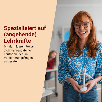 Lächelnde Lehrerin im Klassenzimmer – typische Kundin von Hendrik Hamel, die ihn in Versicherungsfragen gerne als Berater hat.