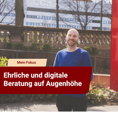 Hendrik Hamel vor der Uni Hamburg – ehrliche und digitale Versicherungsberatung für Lehrerinnen und Lehrer