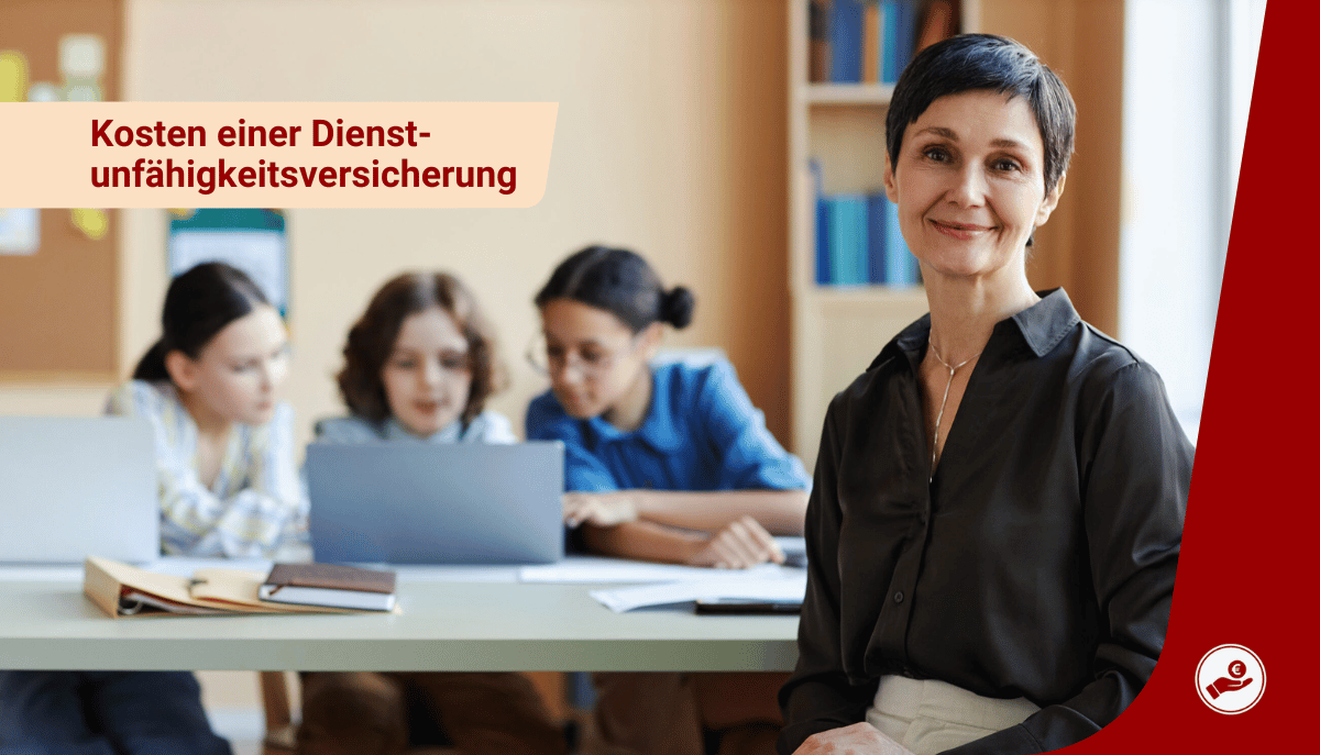Lehrerin im Klassenraum – Thema: Was kostet eine Dienstunfähigkeitsversicherung für Lehrer:innen?