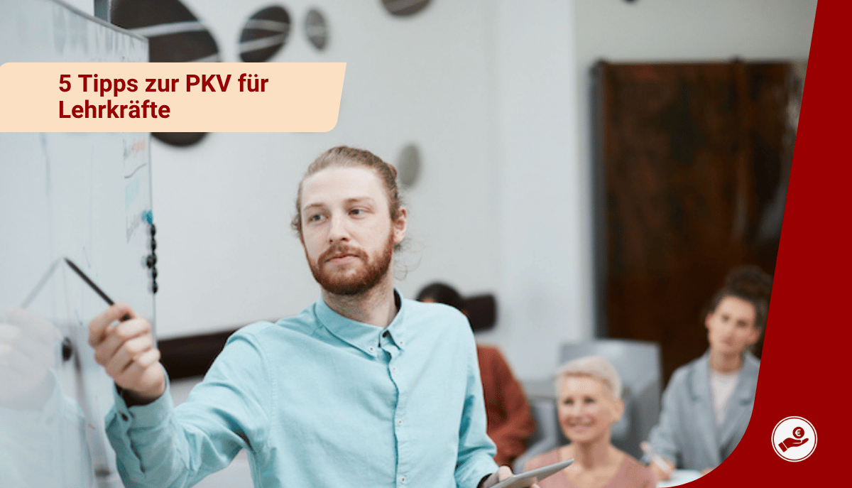Lehrkraft erklärt an Whiteboard fünf Tipps zur privaten Krankenversicherung (PKV) für Lehrer:innen
