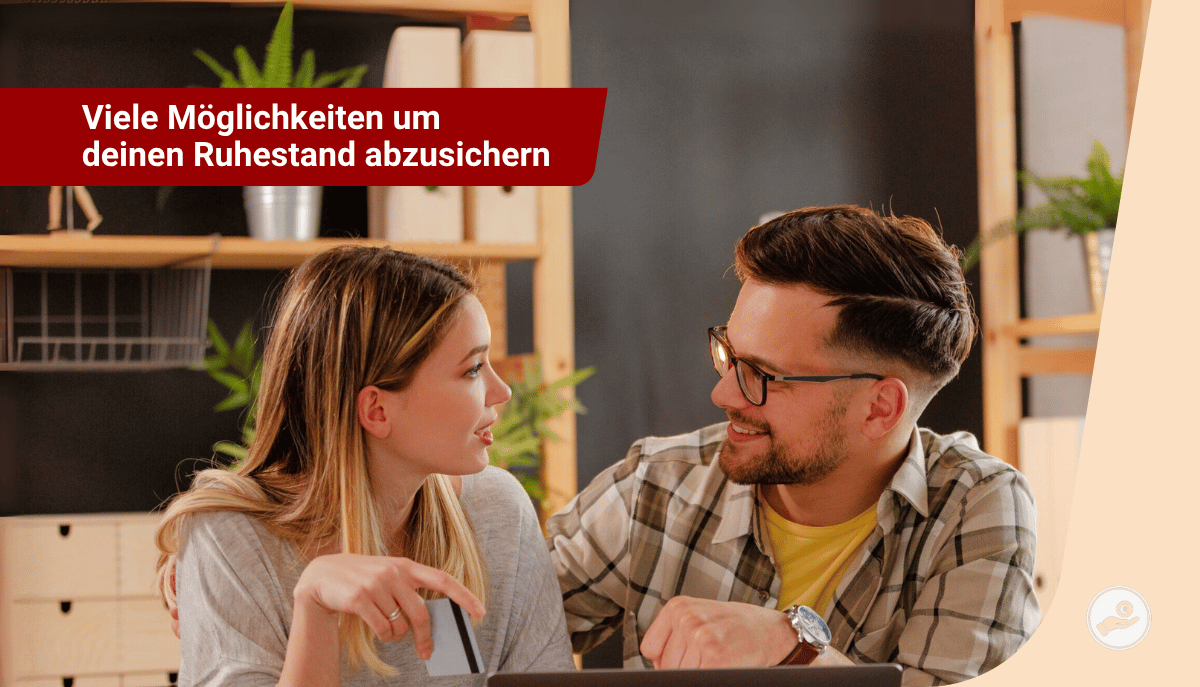 Junges Paar bespricht Altersvorsorge am Laptop – Möglichkeiten zur Ruhestandsplanung für Lehrkräfte