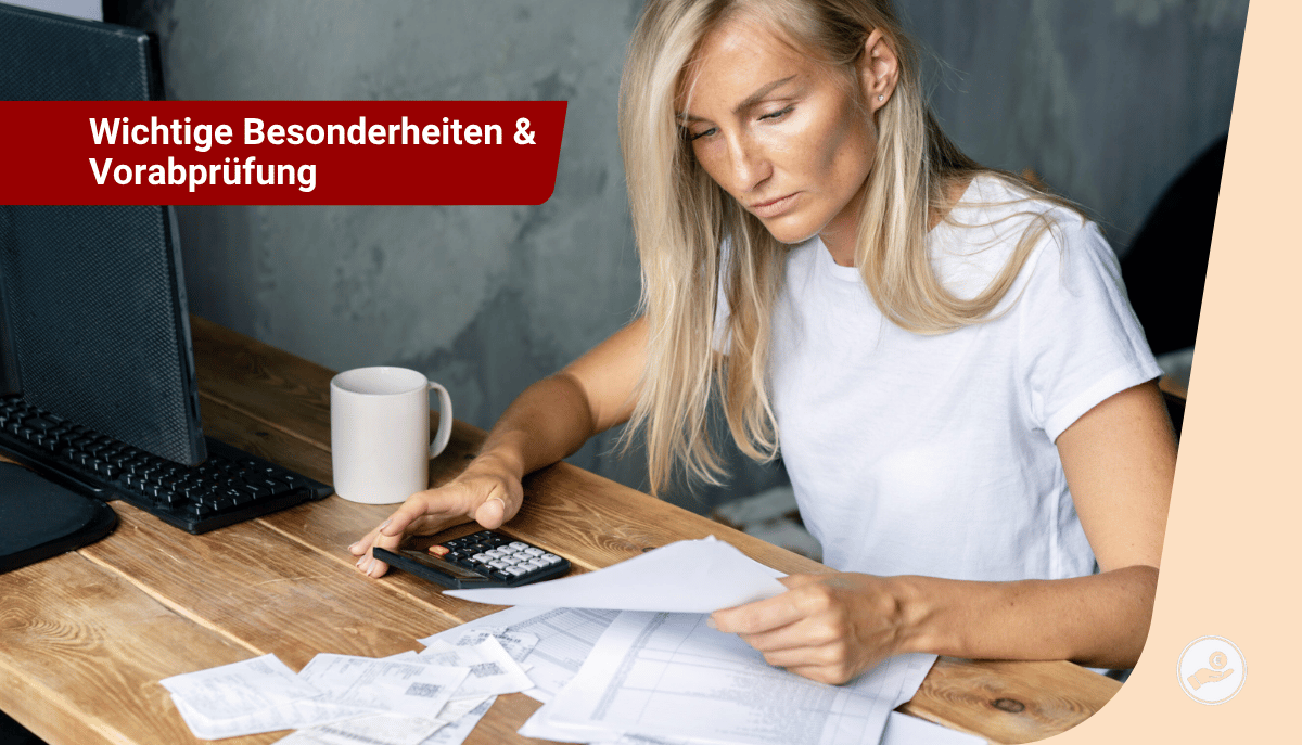 Lehrerin prüft Beihilfeunterlagen mit Taschenrechner am Schreibtisch