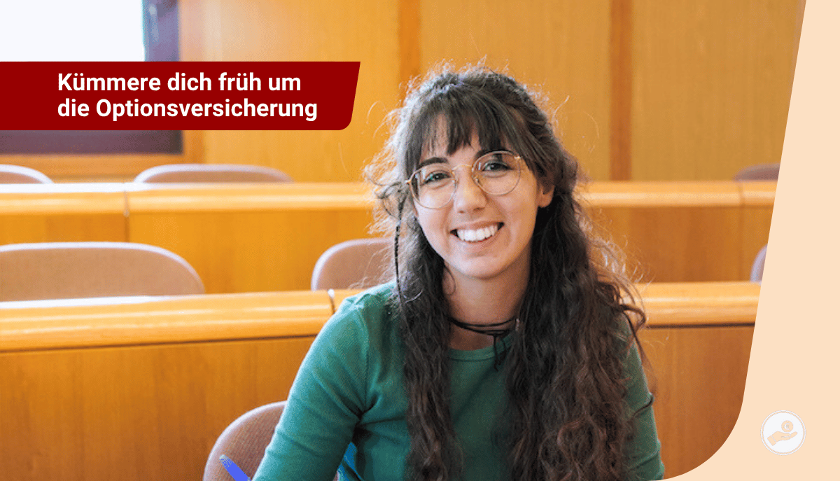 „Lächelnde Studentin sitzt im Hörsaal und informiert sich zur Optionsversicherung für angehende Lehrkräfte“