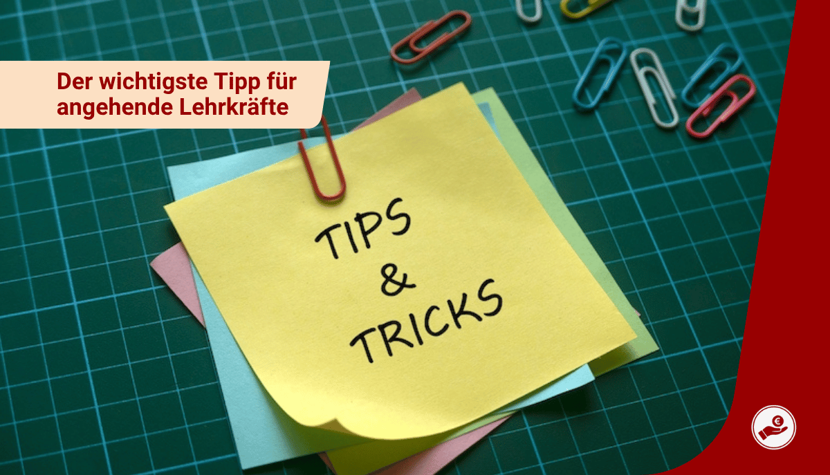 Post-it mit der Aufschrift „Tips & Tricks“ auf einem karierten Untergrund, daneben Büroklammern – Thema: Wichtigster Tipp für angehende Lehrer und Referendare.