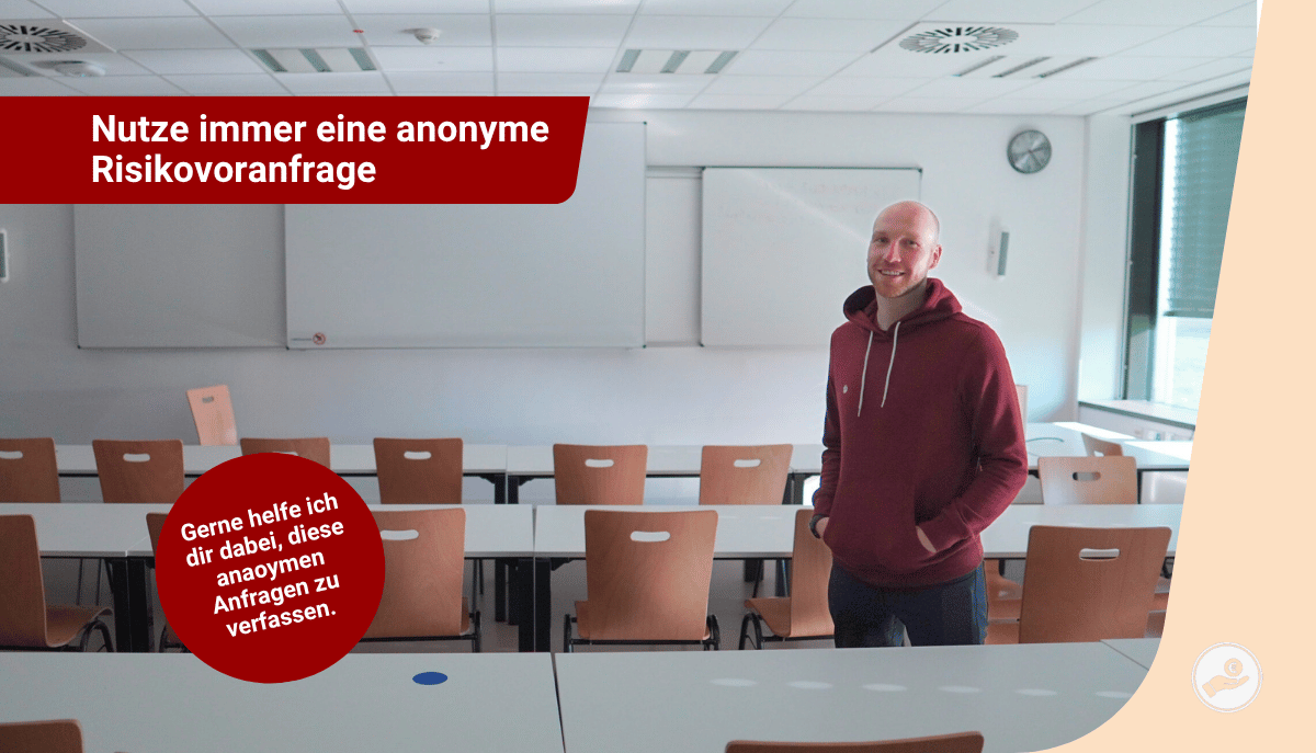 Hendrik Hamel steht in einer Uni und erklärt warum du bei der PKV immer eine anonyme Risikovoranfrage stellen solltest
