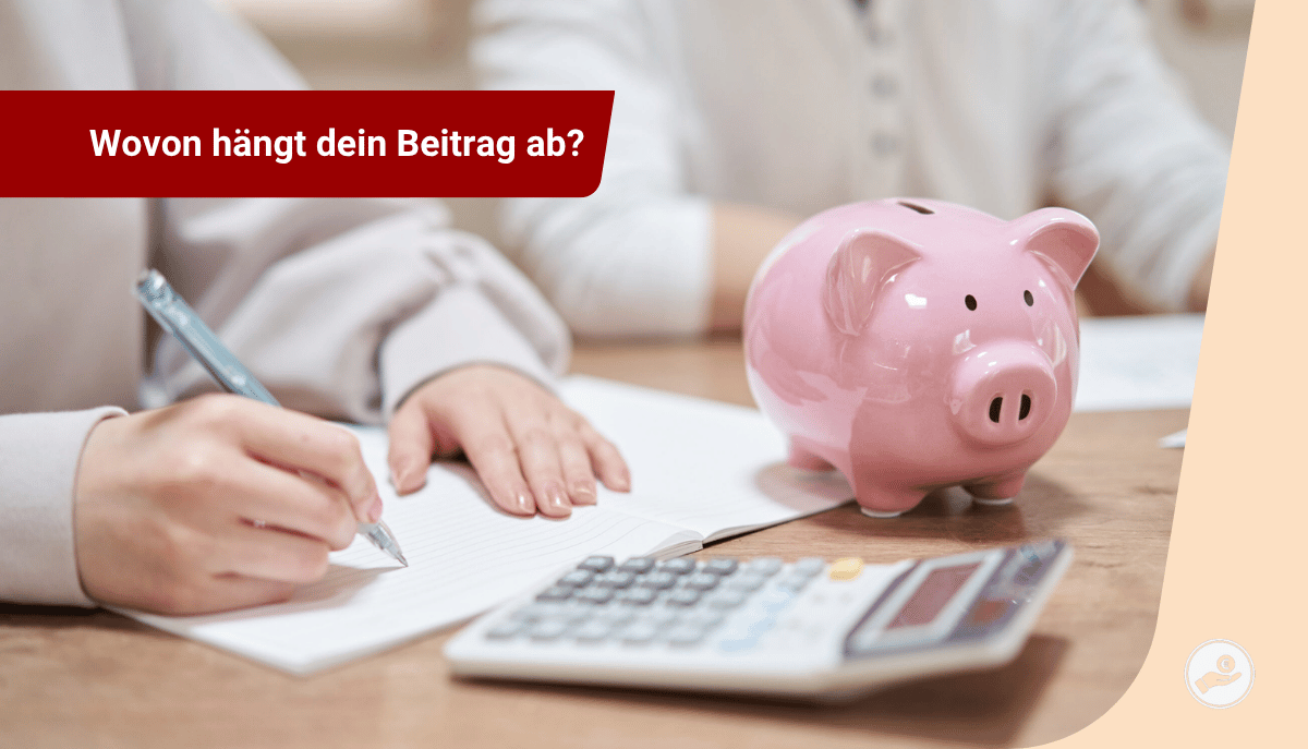 Sinnbildlich: Taschenrechner, Sparschwein & Notizen – zeigt: Dein PKV-Beitrag hängt von vielen Faktoren ab.