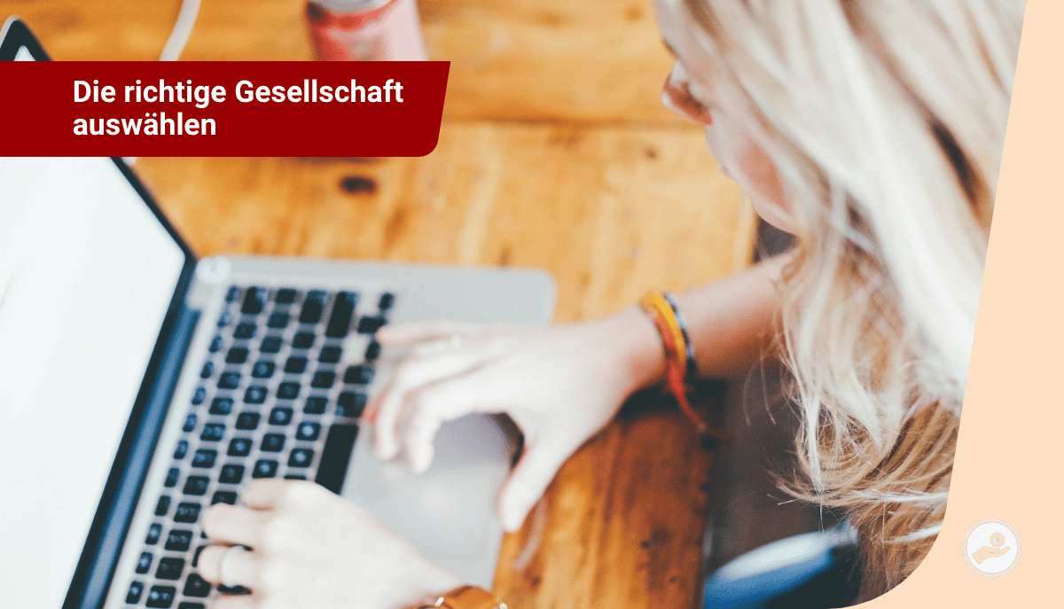 Junge Frau recherchiert konzentriert am Laptop – wahrscheinlich zu Versicherungsangeboten oder Anträgen.