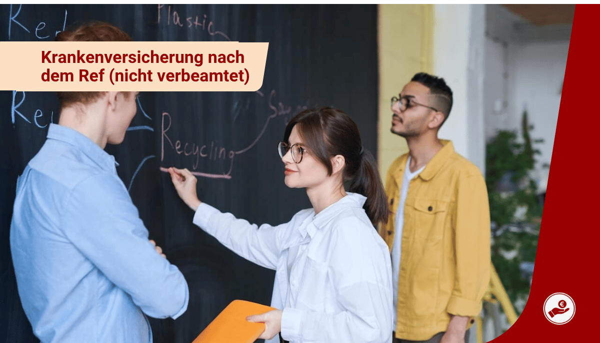 Drei junge Erwachsene stehen vor einer Tafel mit dem Wort „Recycling“, eine Frau erklärt etwas mit Kreide in der Hand.