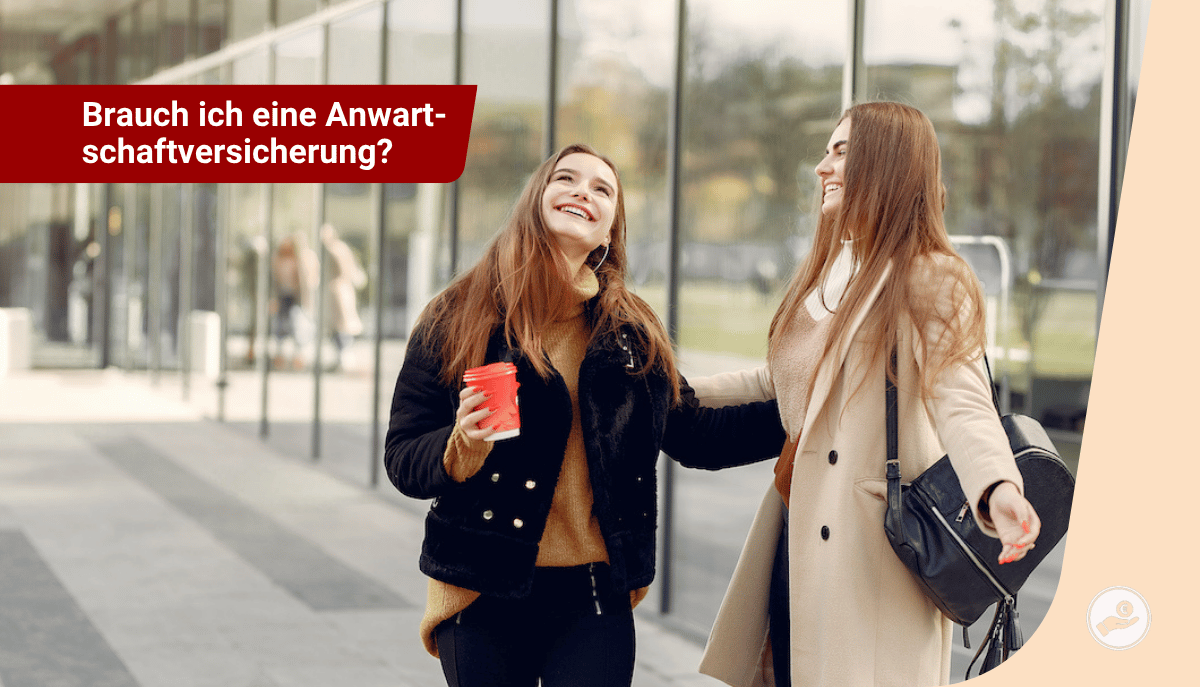 Zwei junge Frauen mit Rucksack und Kaffeebecher unterhalten sich lachend vor einem modernen Gebäude.
