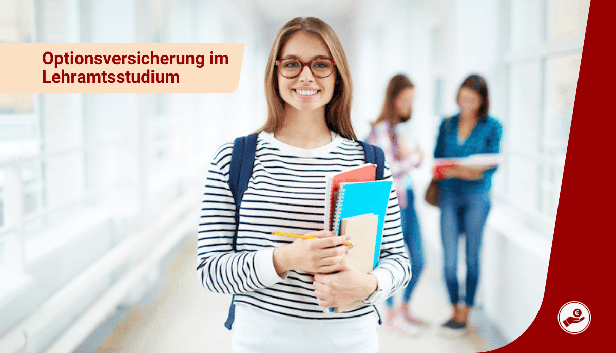 Junge Lehramtsstudentin mit Rucksack und Notizbüchern lächelt in Schulflur in die Kamera, zwei weitere Studentinnen im Hintergrund.