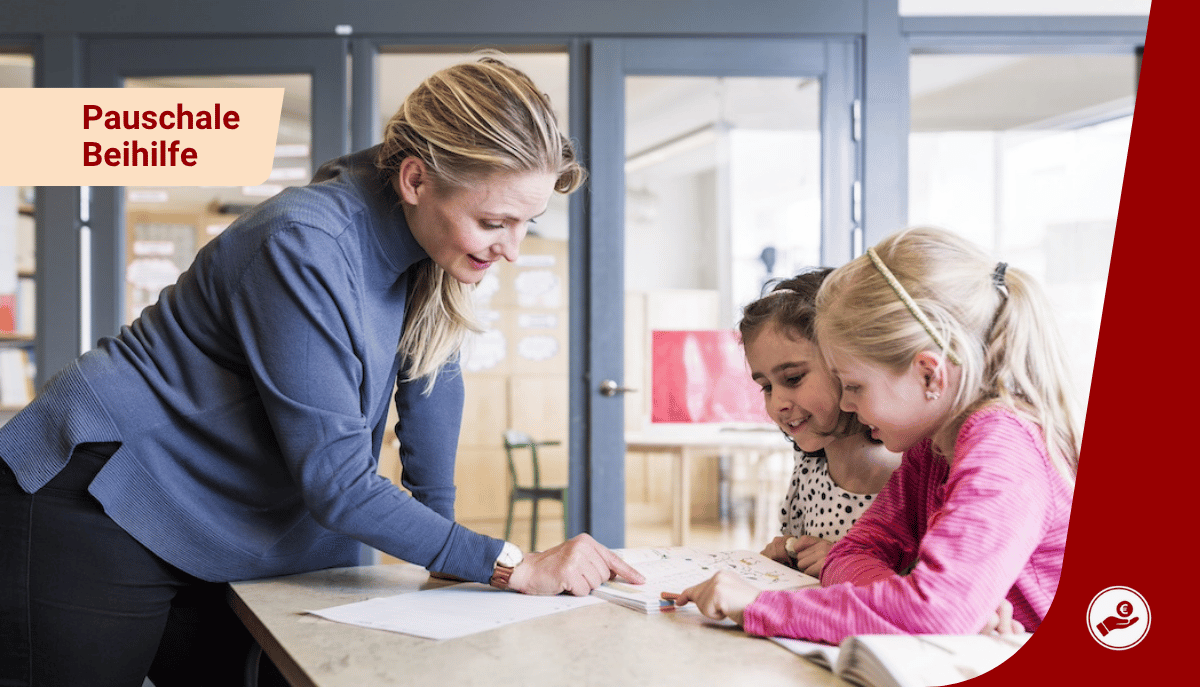 Lehrerin unterstützt zwei Grundschülerinnen im Klassenzimmer beim Lesen.