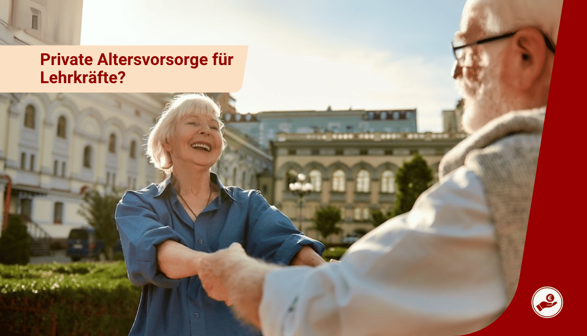 Älteres Paar tanzt lachend im Freien – Symbol für eine entspannte Rente dank privater Altersvorsorge für Lehrer:innen.