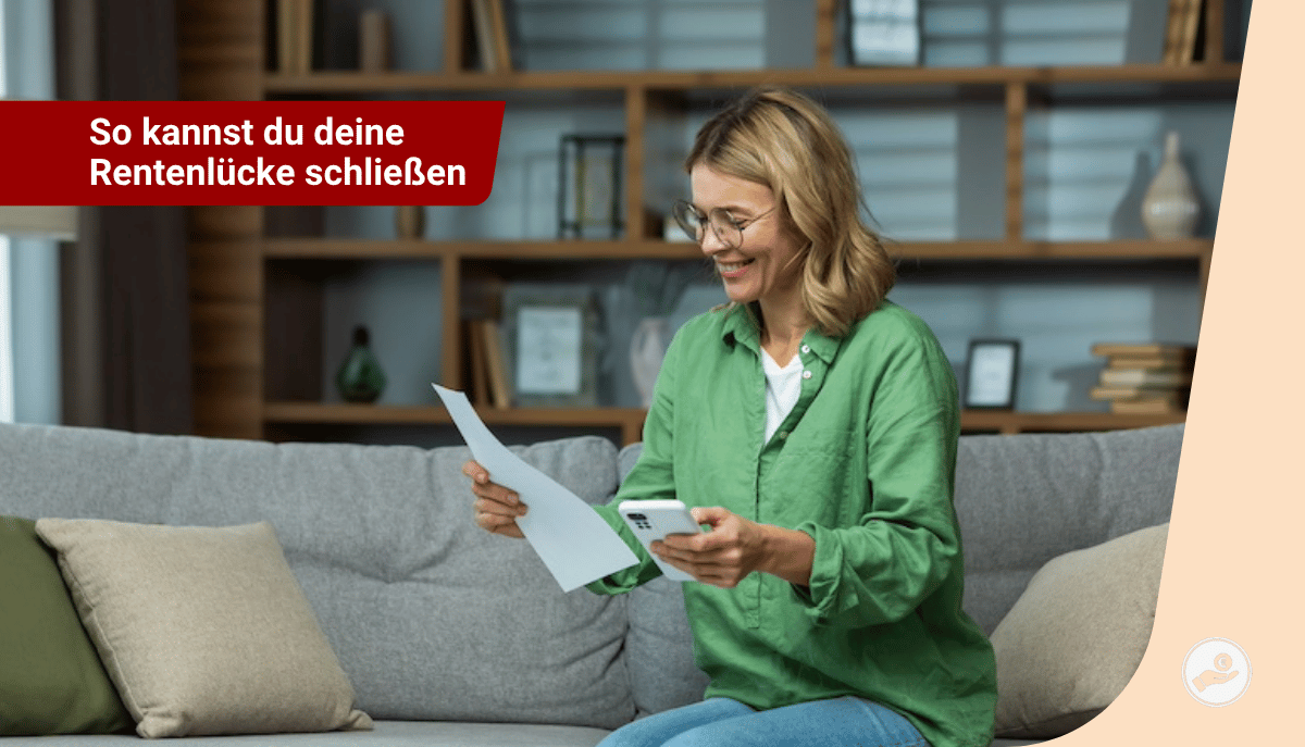 Lehrerin mit Unterlagen und Smartphone auf dem Sofa – prüft ihre Altersvorsorge zur Schließung der Rentenlücke.
