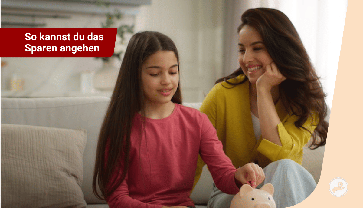 Mutter und Tochter sitzen auf dem Sofa, das Mädchen steckt Geld in ein Sparschwein – Einstieg ins kindgerechte Sparen.