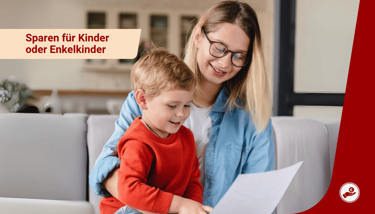Junge Mutter mit Kind schaut auf Sparunterlagen – Thema: Geldanlage für Kinder oder Enkel.