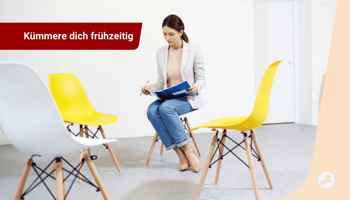 Junge Frau sitzt mit Unterlagen auf einem Stuhl in modernem Raum – Aufruf zur frühzeitigen Vorbereitung im Studium oder Referendariat.