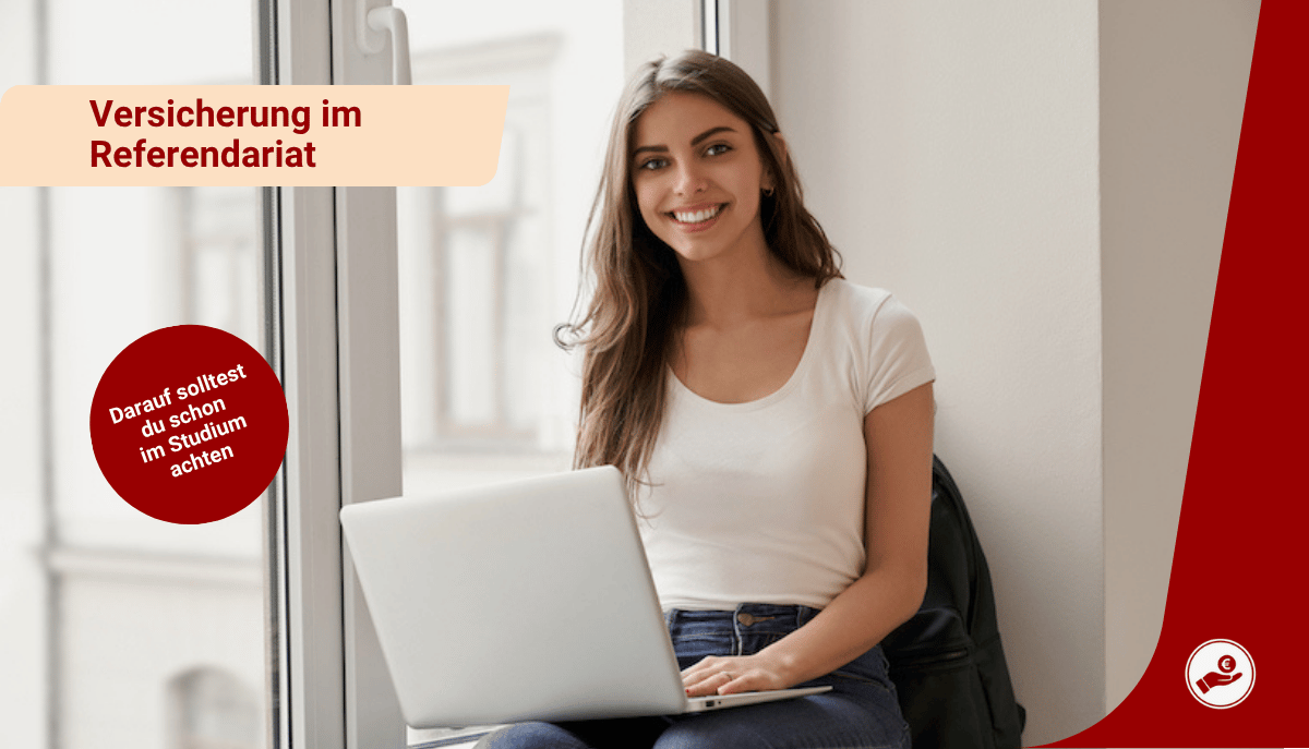 Junge Frau mit Laptop am Fenster – Hinweis auf wichtige Versicherungen im Referendariat, bereits relevant im Studium.