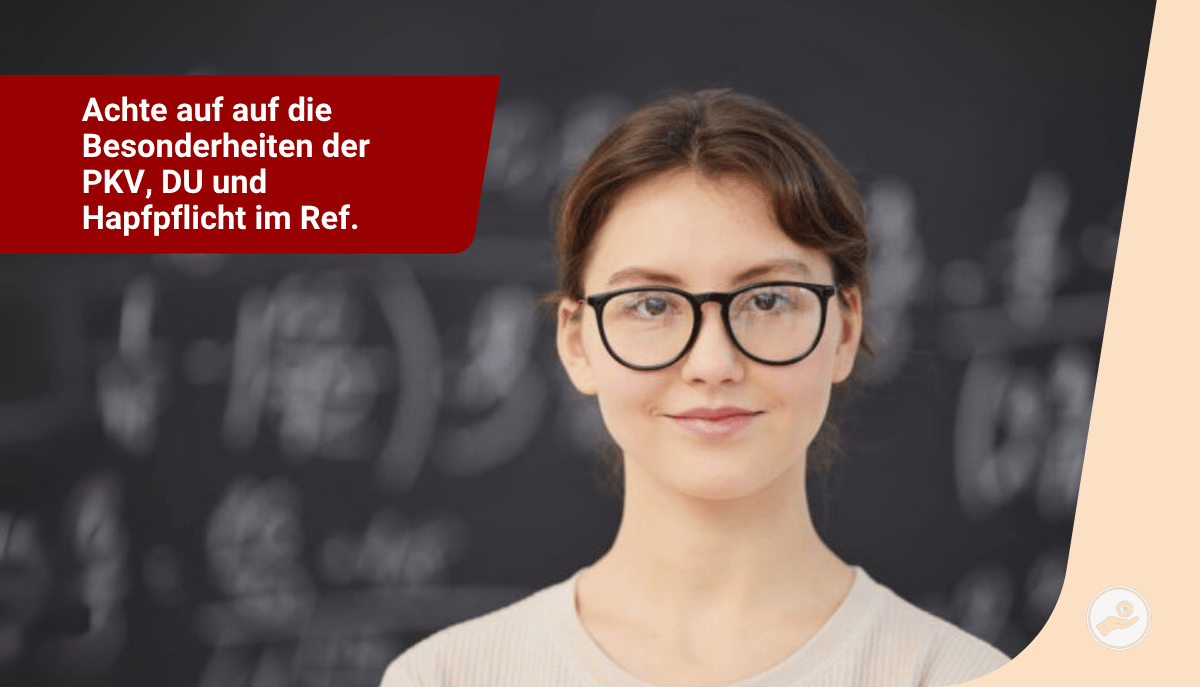 Junge Referendarin mit Brille vor Tafel mit mathematischen Formeln – Hinweis auf PKV, DU und Haftpflicht im Referendariat.