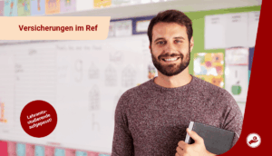 Junger Referendar steht lächelnd im Klassenzimmer mit Heft in der Hand – Thema Versicherungen im Referendariat.