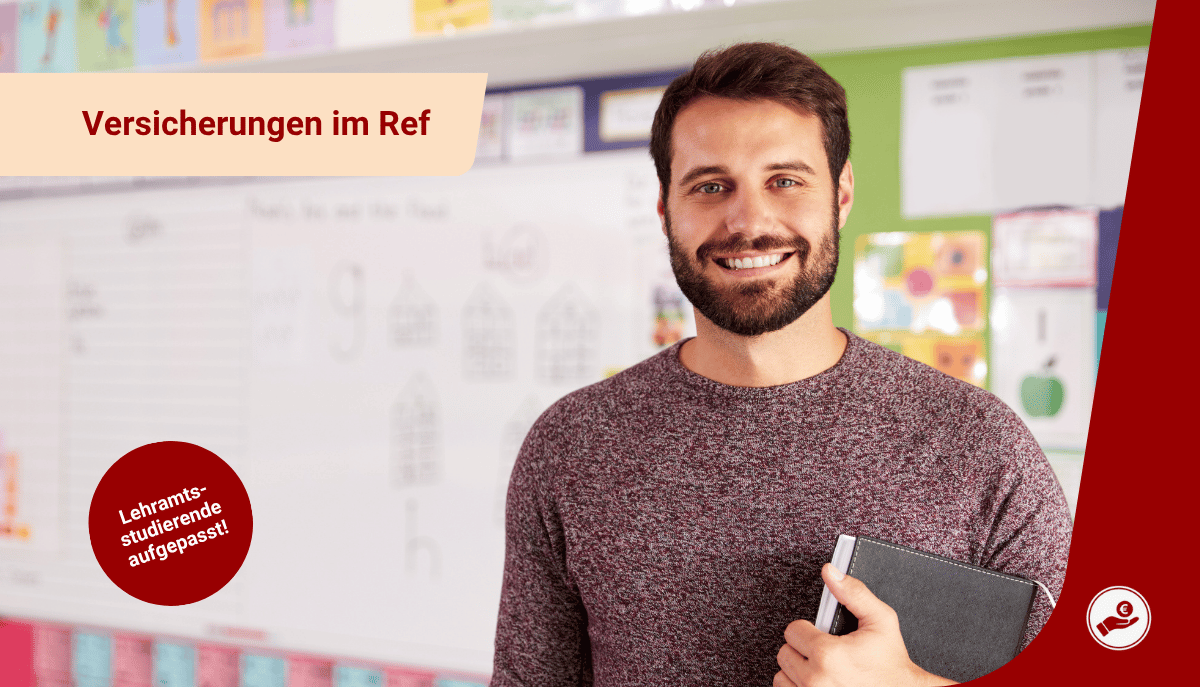 Junger Referendar steht lächelnd im Klassenzimmer mit Heft in der Hand – Thema Versicherungen im Referendariat.