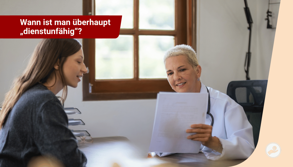 Ärztin bespricht Befund mit junger Frau – Thema Dienstunfähigkeit im Beamtenverhältnis.