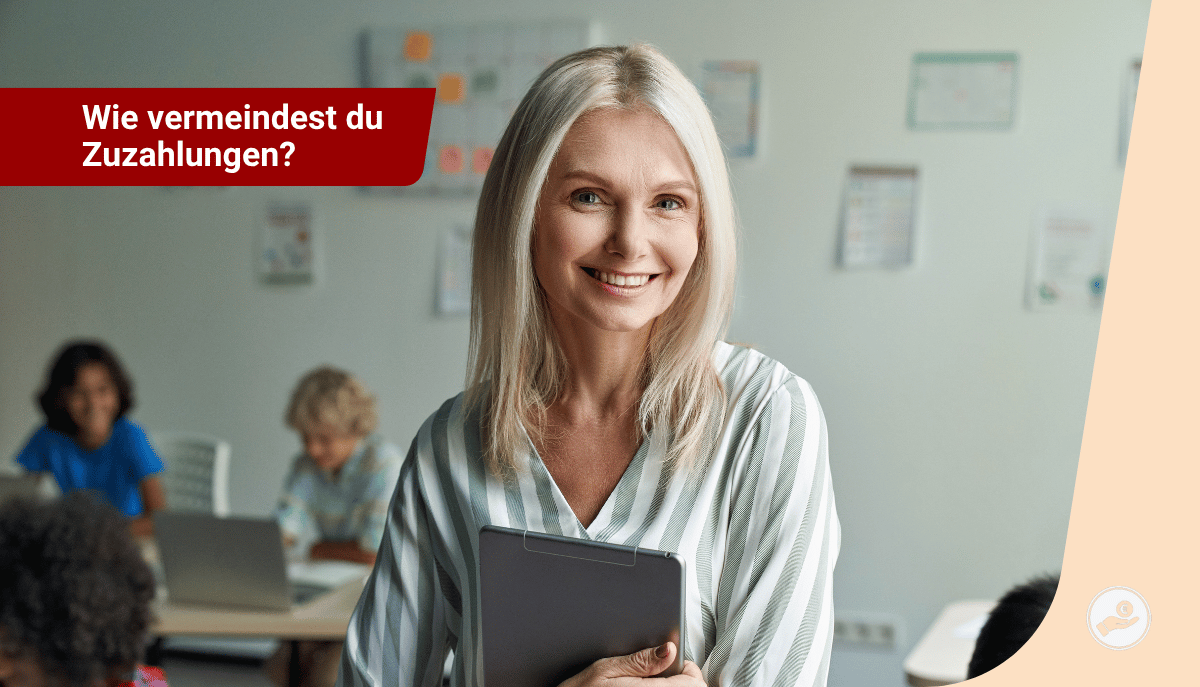 Lehrerin im Klassenzimmer mit Tablet – Thema: Zuzahlungen bei medizinischen Leistungen vermeiden