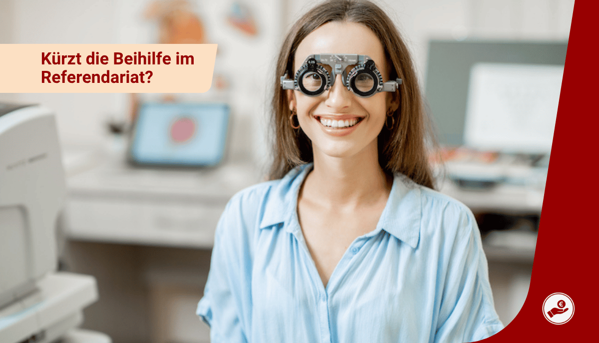 Junge Frau beim Sehtest – Thema: Beihilfe und mögliche Kürzungen im Referendariat