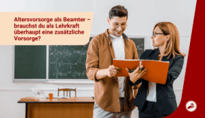 Zwei Lehrkräfte besprechen Unterlagen im Klassenzimmer – Thema Altersvorsorge für verbeamtete Lehrerinnen und Lehrer