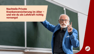 Älterer Lehrer steht vor einer grünen Tafel und erklärt etwas – Symbolbild für Lehrkräfte, die sich mit ihrer privaten Krankenversicherung im Alter beschäftigen.