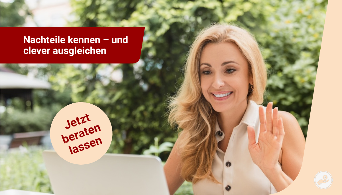 Lehrerin sitzt lächelnd vor dem Laptop und nimmt an einer Online-Beratung bei Hendrik Hamel teil – Symbol für persönliche PKV-Beratung.