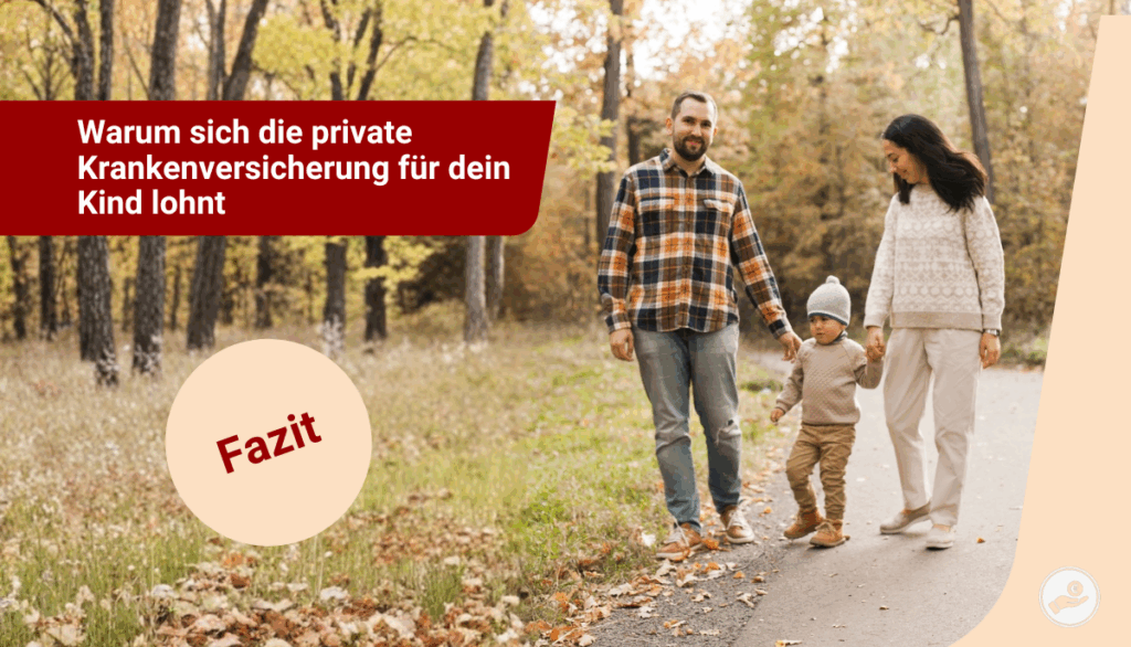 Familie mit Kind spaziert im Herbst durch den Wald – Symbol für Sicherheit und Geborgenheit durch eine gute Krankenversicherung.
