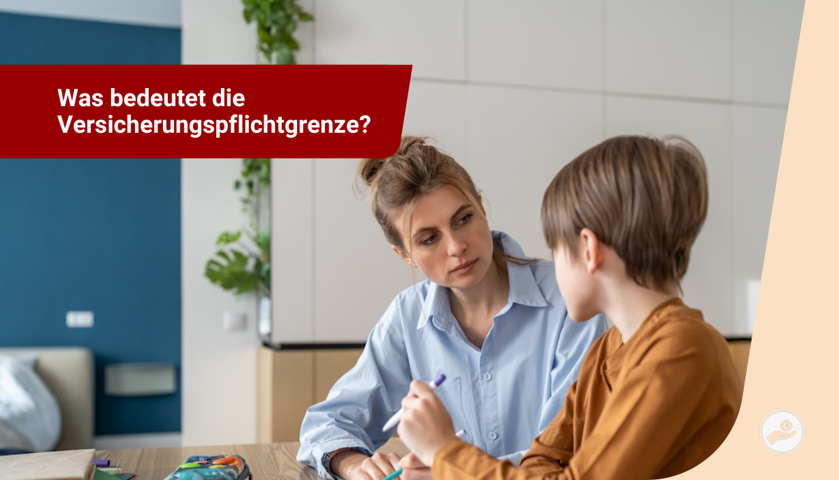 Mutter spricht mit ihrem Sohn am Küchentisch über ein wichtiges Thema – Symbolbild für die Erklärung der Versicherungspflichtgrenze bei Beamtenfamilien.