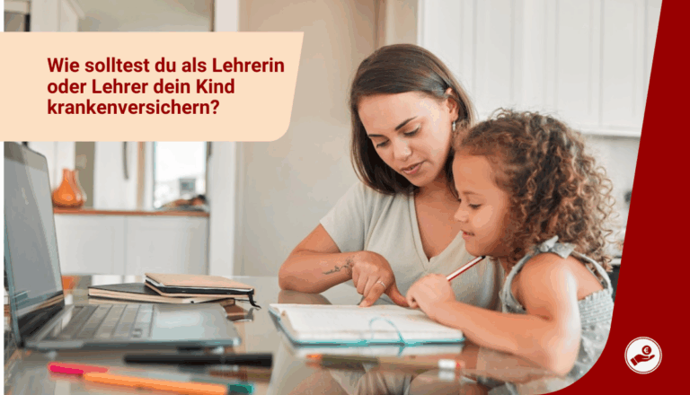 Lehrerin sitzt mit ihrem Kind am Tisch und erklärt Hausaufgaben – Symbol für Eltern, die sich mit der Krankenversicherung ihres Kindes beschäftigen