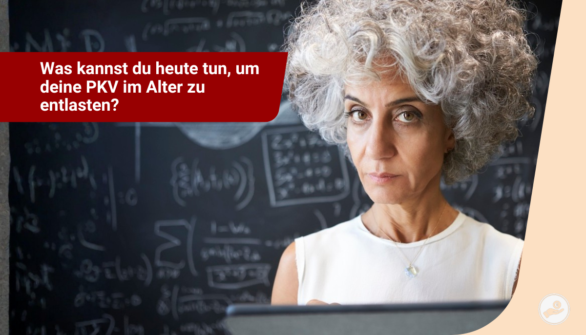 Lehrerin mit grauen Locken steht vor einer Tafel und schaut konzentriert – Symbol für Planung und Verantwortung bei der PKV im Alter.