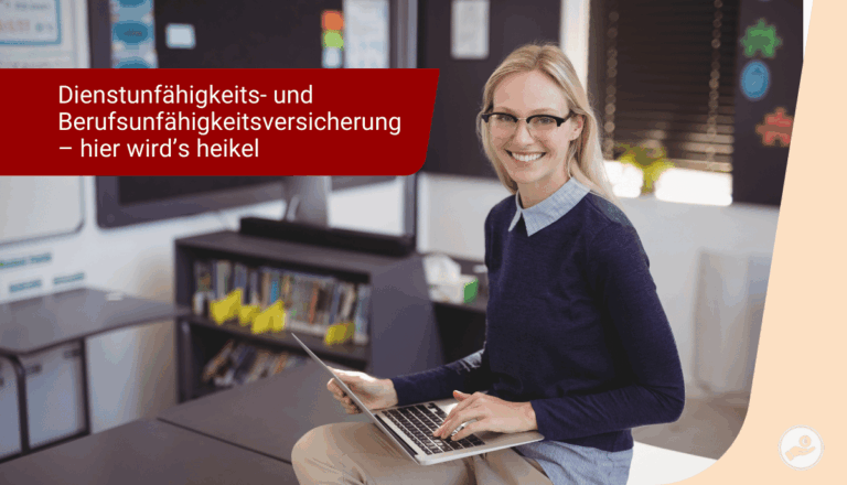 Lehrerin mit Laptop im Klassenraum; Hinweis auf Dienstunfähigkeits- und Berufsunfähigkeitsversicherung.