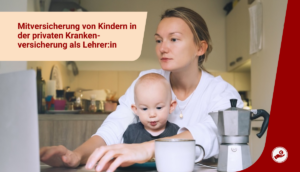 Lehrerin mit Baby informiert sich online zur Mitversicherung ihres Kindes in der privaten Krankenversicherung.