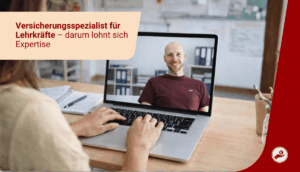 Lehrkraft im Videocall mit einem unabhängigen Versicherungsmakler.