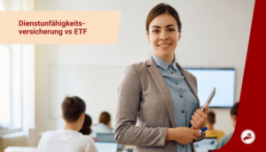 Lehrerin im Klassenzimmer zum Thema ETF statt Dienstunfähigkeitsversicherung.