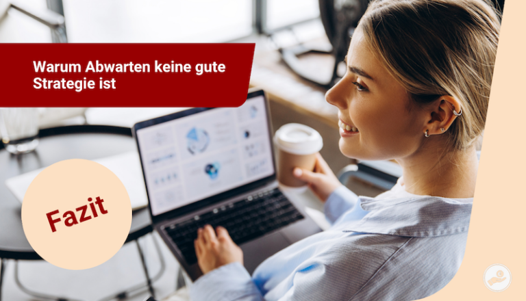 Lehrerin prüft ihre Altersvorsorge am Laptop als Symbol dafür, warum Abwarten beim Altersvorsorgedepot keine gute Strategie ist.