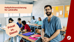 Lehrer im Klassenzimmer zum Thema Haftpflichtversicherung für Lehrer und Diensthaftpflicht.