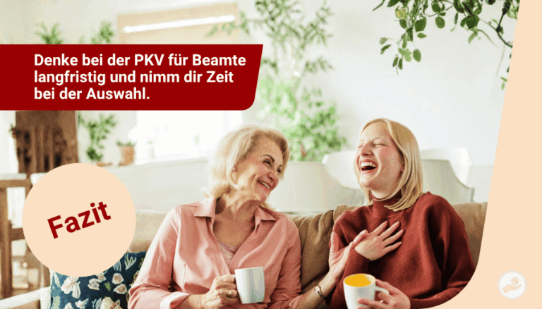 Zwei Frauen sitzen lachend auf einem Sofa als Symbol dafür, bei der PKV für Beamte langfristig zu denken.