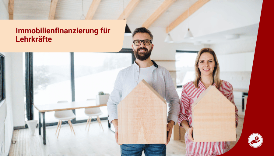 Lehrer und Lehrerin halten Hausmodelle in den Händen und planen ihre Immobilienfinanzierung.