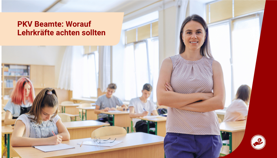Lehrkraft steht in einem Klassenzimmer zum Thema PKV Beamte und wichtige Auswahlkriterien für Lehrkräfte.
