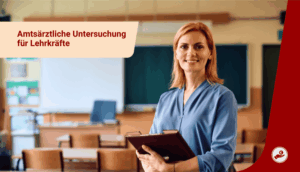 Lehrkraft steht mit Unterlagen im Klassenzimmer zum Thema amtsärztliche Untersuchung für Lehrer.