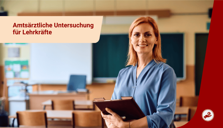 Lehrkraft steht mit Unterlagen im Klassenzimmer zum Thema amtsärztliche Untersuchung für Lehrer.