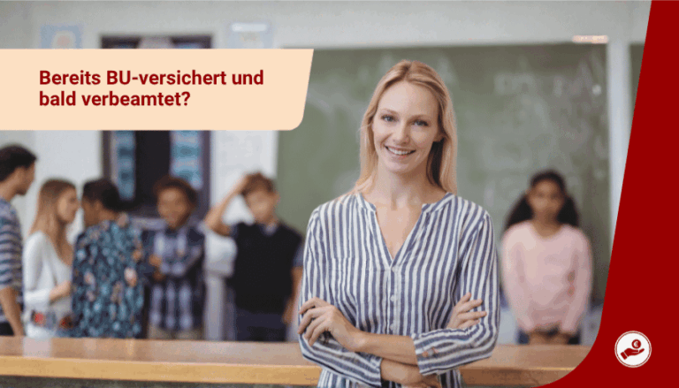 Lehrkraft steht im Klassenzimmer zum Thema bestehende Berufsunfähigkeitsversicherung vor der Verbeamtung.