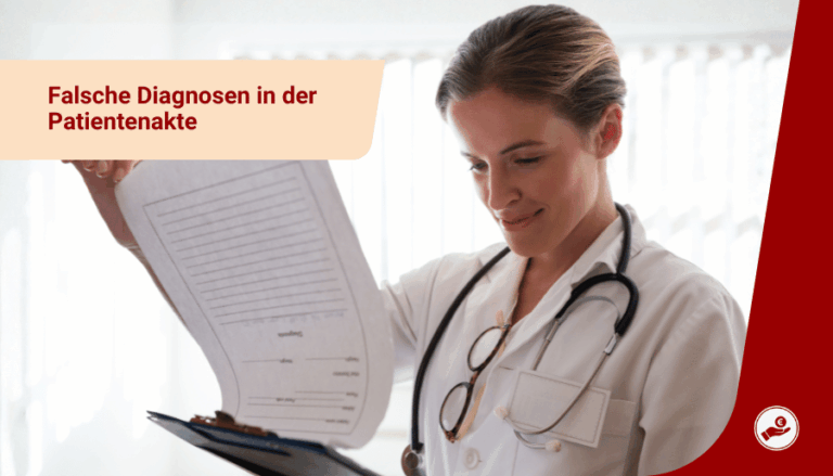Ärztin prüft eine Patientenakte zum Thema falsche Diagnosen in der Patientenakte.