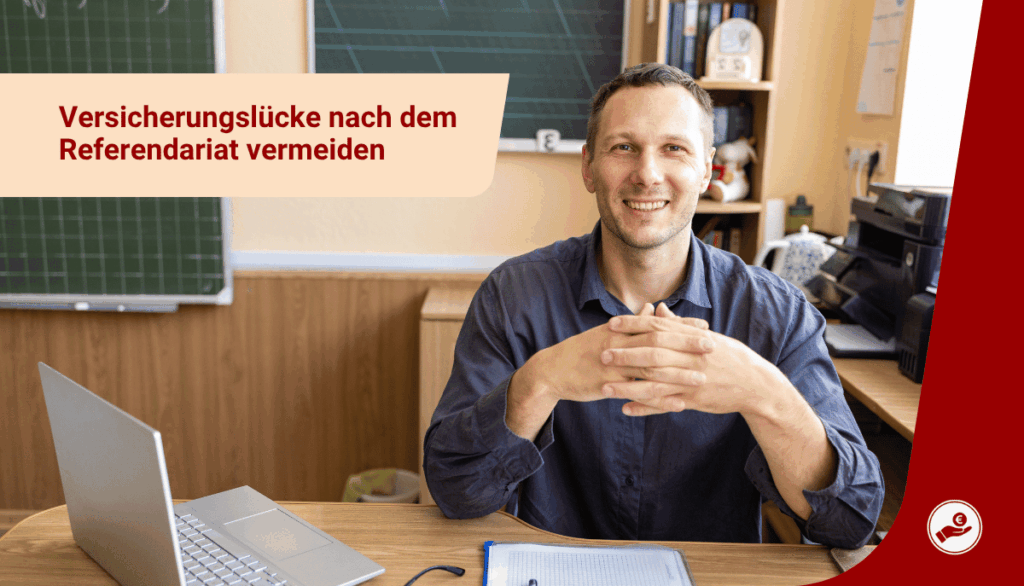 Lehrkraft sitzt im Klassenzimmer zum Thema Versicherungslücke nach dem Referendariat vermeiden.